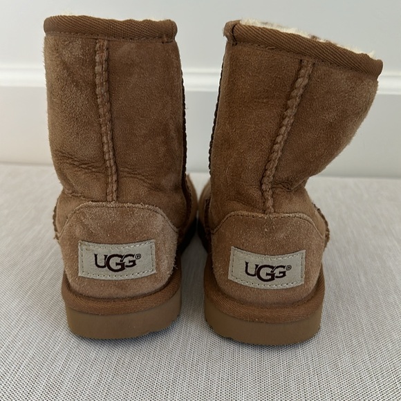 Girls UGG boots Size 10 - Picture 2 of 3